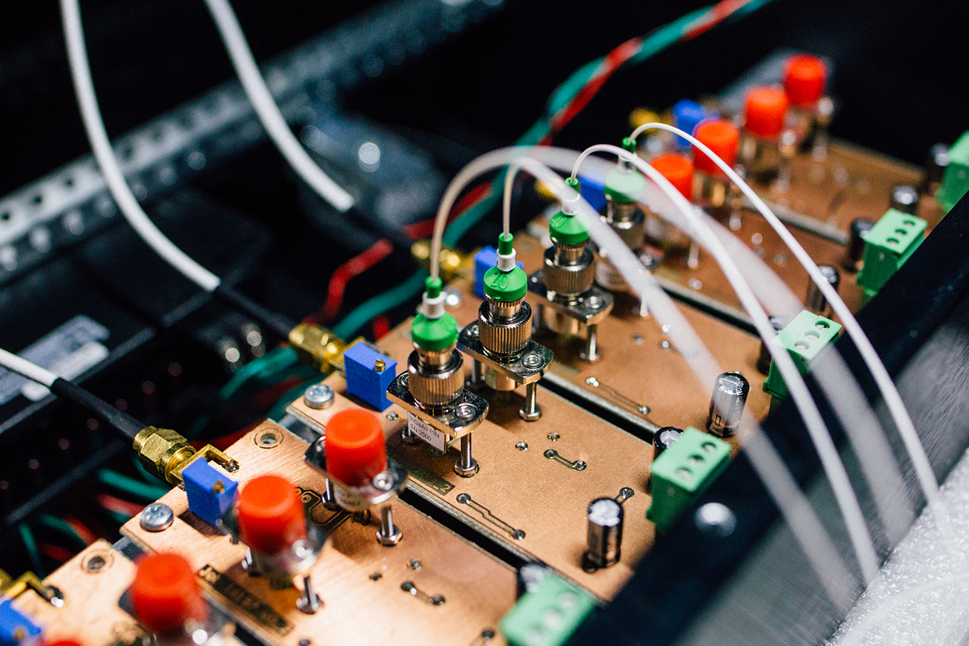 Optical fibres coupled into balanced homodyne detector array.